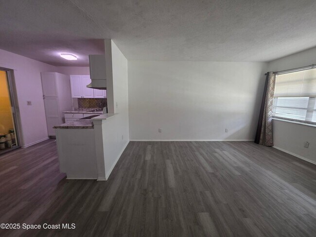 Building Photo - 747 E University Blvd