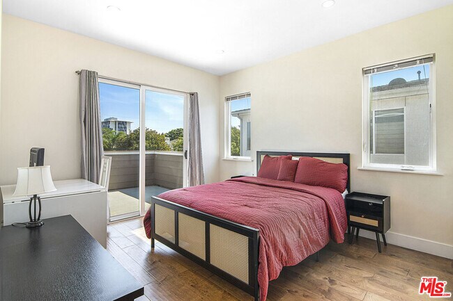 Building Photo - 2947 Kelton Ave