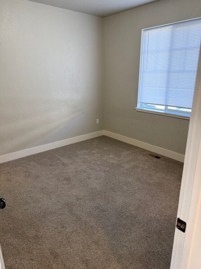 Building Photo - 5 bed/ 4 Bath Townhome in Cheney