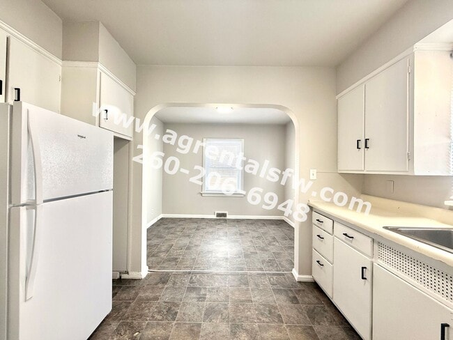 Building Photo - 3 Bedroom House