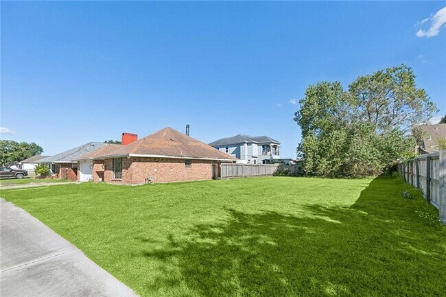 Building Photo - 8305 Fairfax Dr