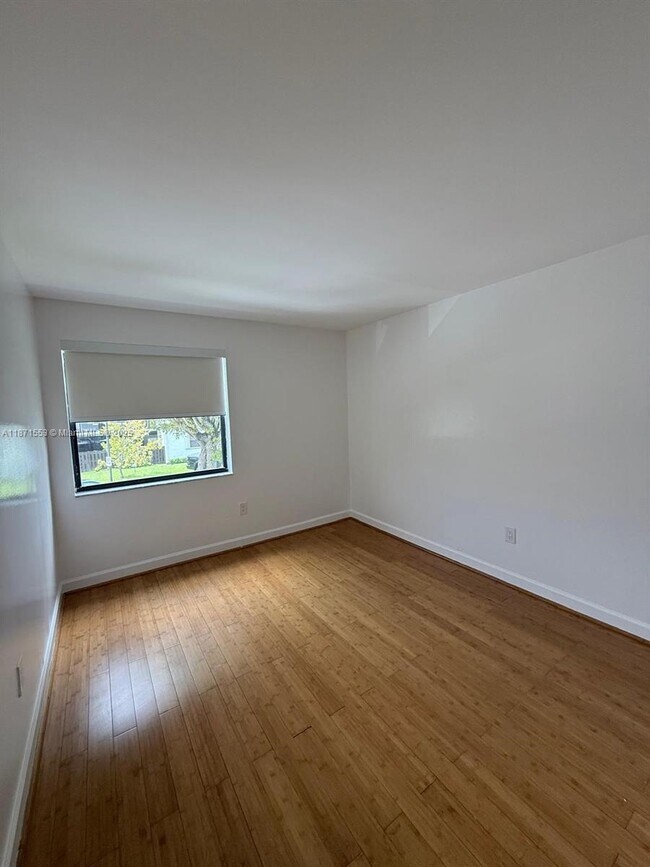 Building Photo - 9419 Fontainebleau Blvd
