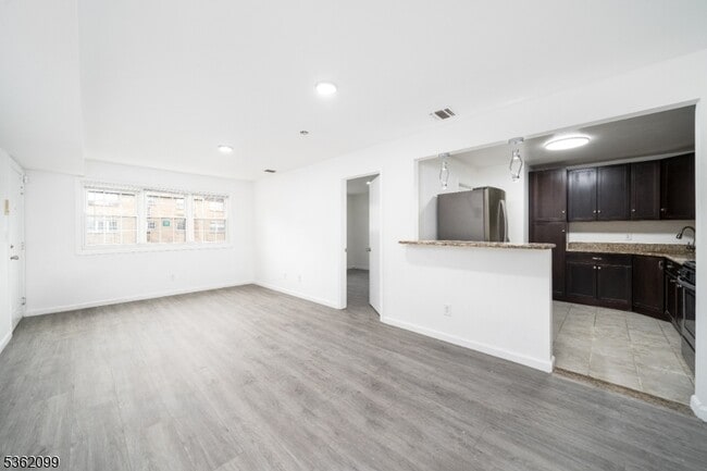 Building Photo - 392 College Dr
