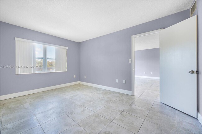 Building Photo - 4141 Nautilus Dr