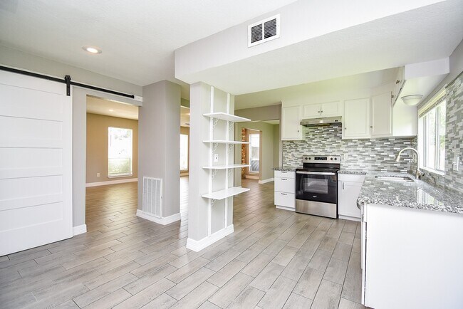 Building Photo - 2110 Hilton Head Dr