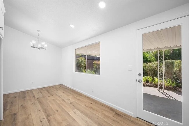 Building Photo - Beautifully renovated 3 bed + 1 bath singl...