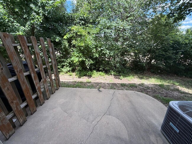 Building Photo - 4 Bedroom Westside Townhome | Great Location | Low-Maintenance Living