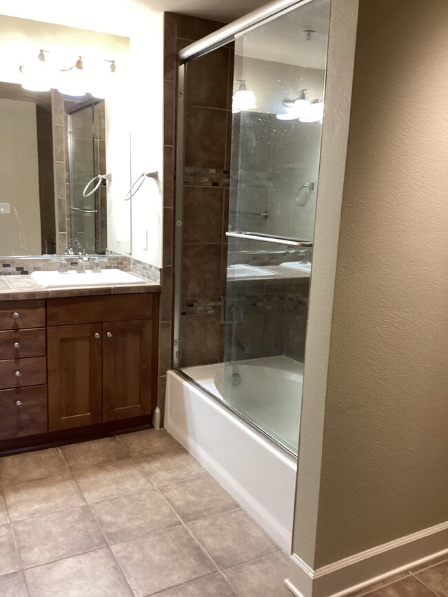 Building Photo - Modern 2 Bed, 2 Bath Condo in Littleton, C...