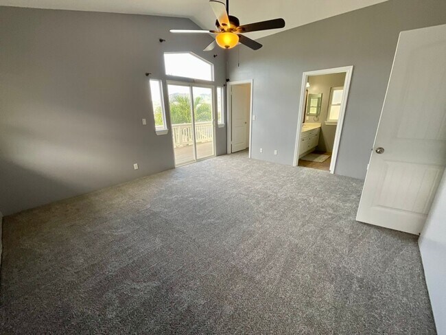 Building Photo - 4 bedroom, 2.5 bath, Mountain and Ocean Ba...