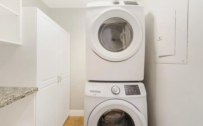 Building Photo - Incredible spacious and bright condo in gr...