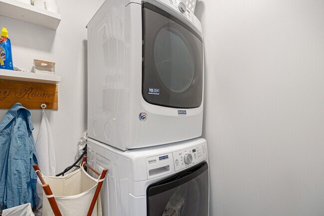 Building Photo - End unit 2bed/2.5 bath plus bonus office/r...