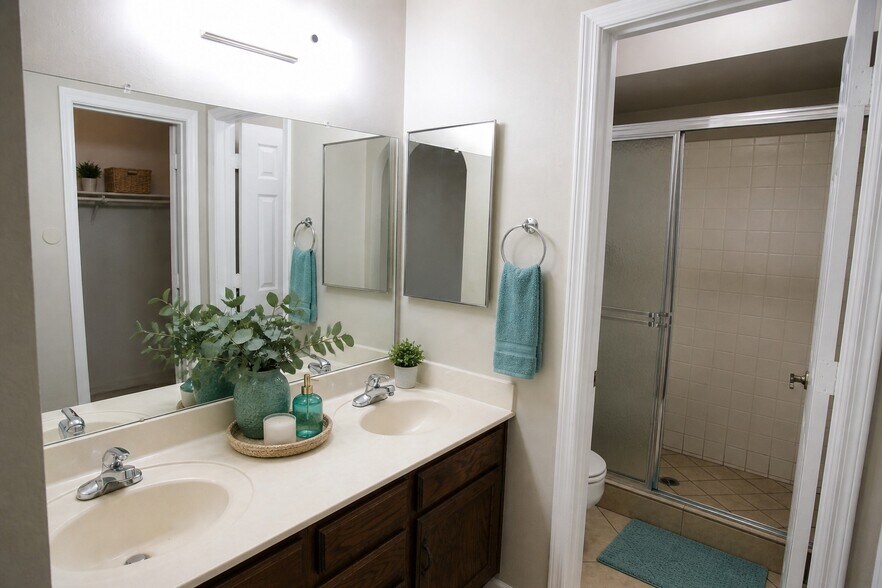 Master bath - 3731 E Hampton Ave