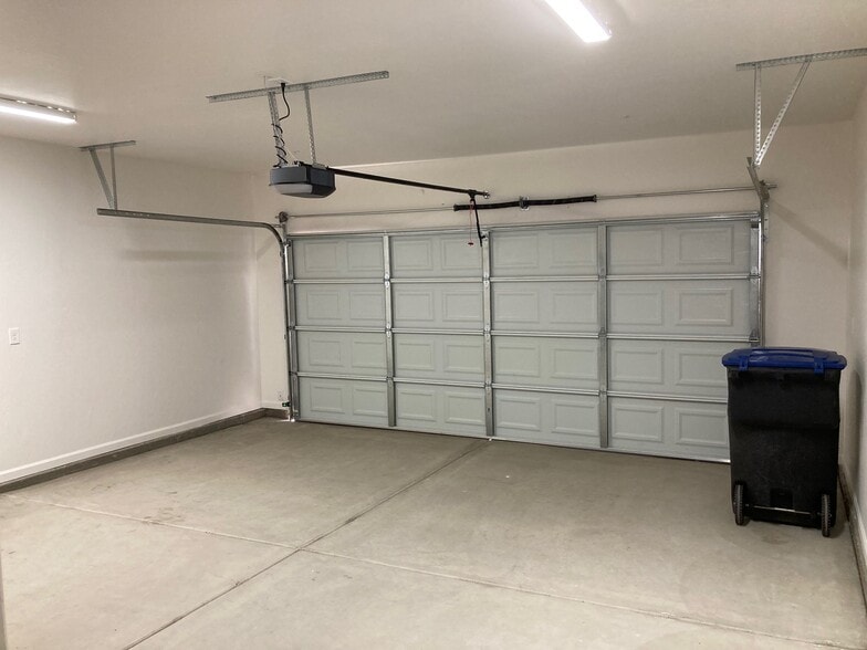 2 car garage - 3928 S Burke St