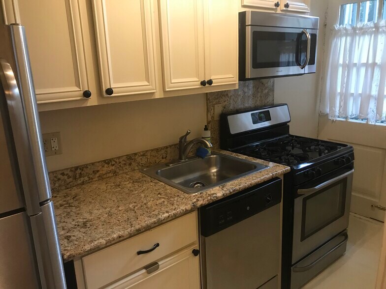 Kitchen - 4 Fontainebleau Dr