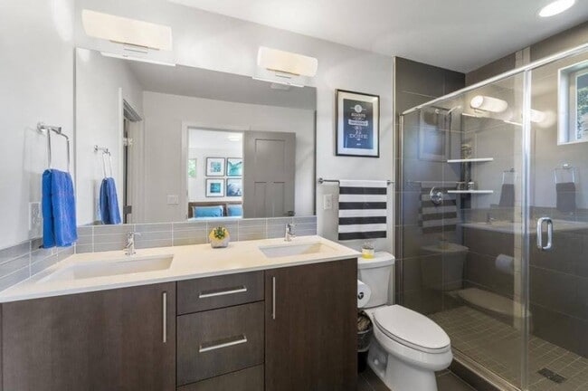Building Photo - Modern & spacious 3bed/3bath with yard in ...