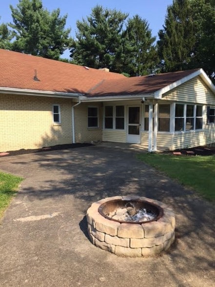 patio off of 3 season room - 3350 Gibsonia Rd