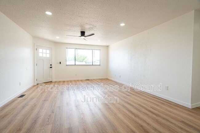 Building Photo - 3238-D 1/4 D 1/4 Rd