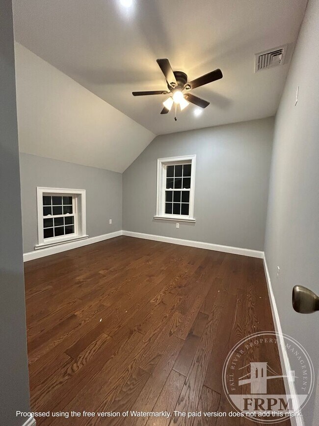 Building Photo - 176 Snell St