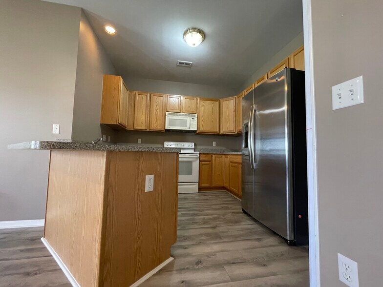 Building Photo - 10102 W Midway Ct