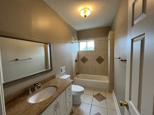 Building Photo - 350 Ophelia St