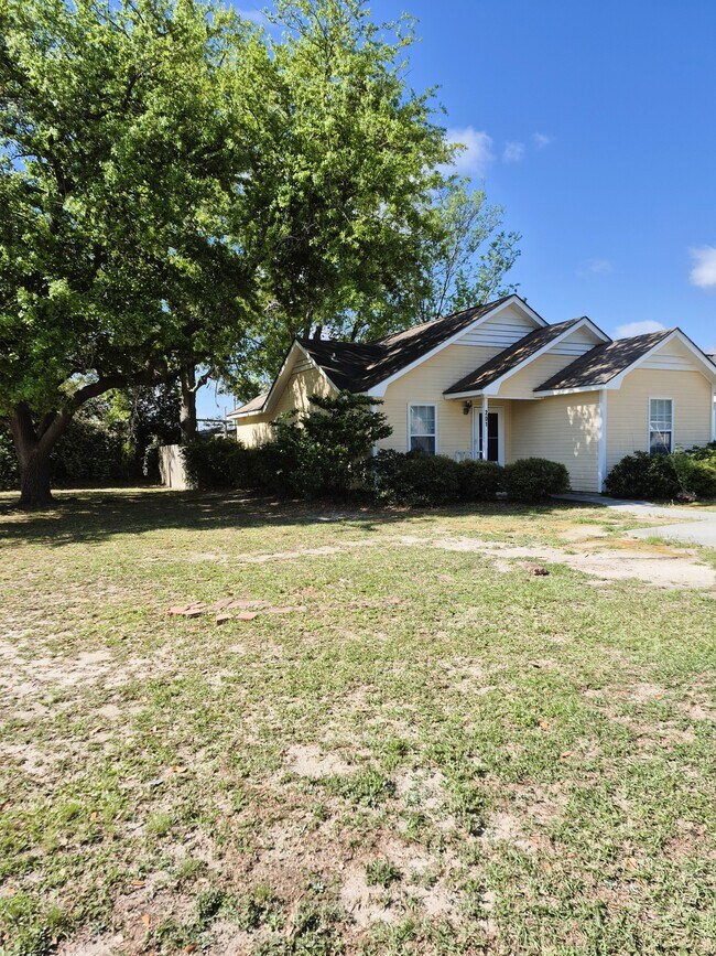 Building Photo - 201 Blue Pool Dr