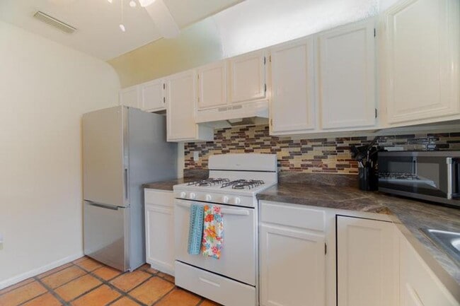 Building Photo - 6130 Francis St