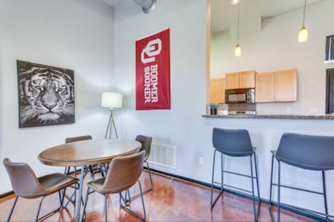 Building Photo - Large furnished Townhome in Norman!