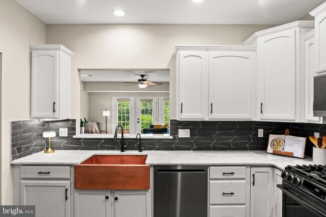 Building Photo - 2082 Deer Run Dr