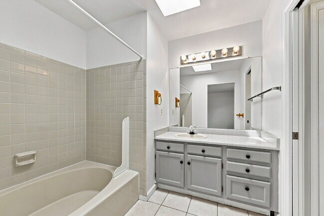 Building Photo - $2,395.95 - 2 Bed, 2.5 Bath Garden Unit in Aurora with Central AC and In Unit Laundry!