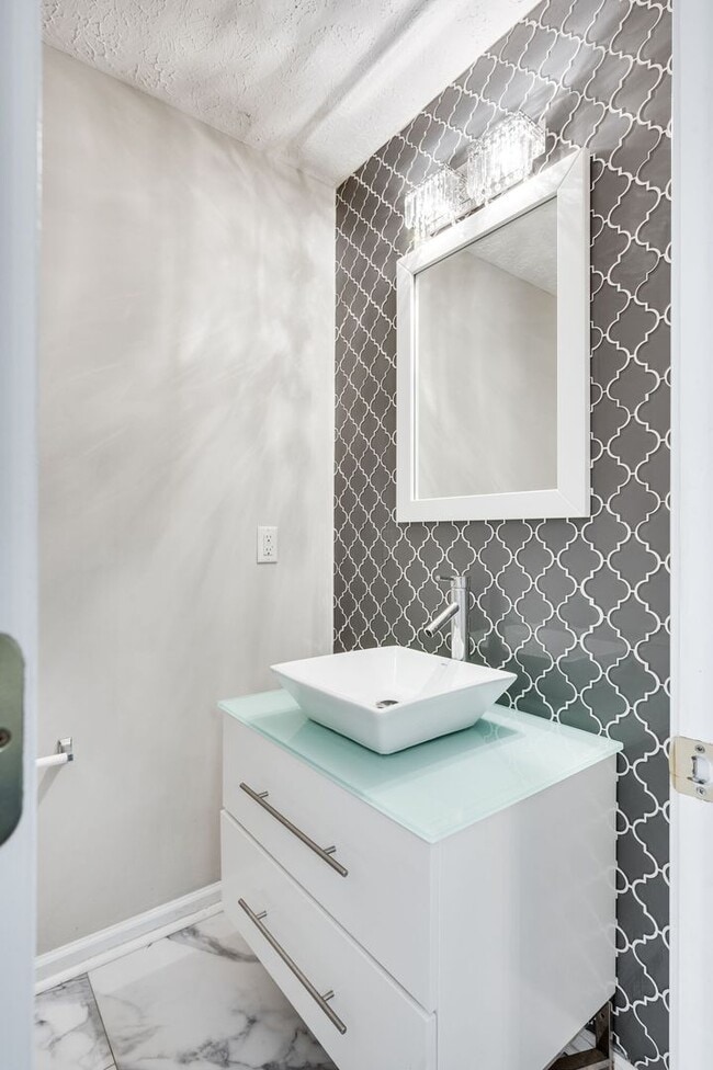 Building Photo - Renovated Townhome in Convenient Nashville...