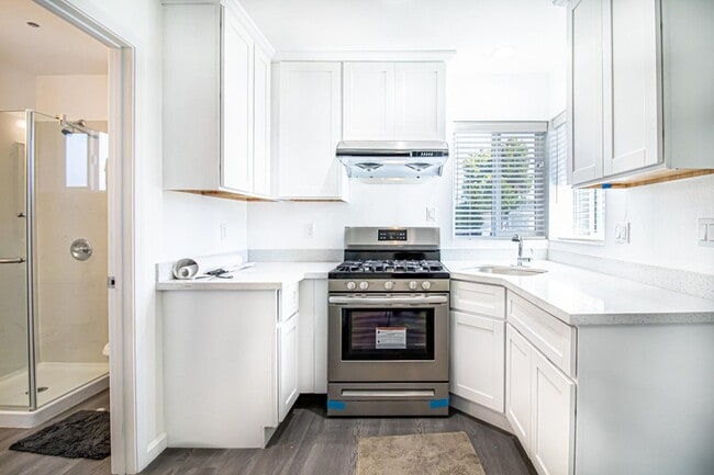 Building Photo - Sleek 1 bed/1 bath apartment near downtown...