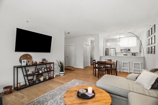 Building Photo - 100 E 14th St