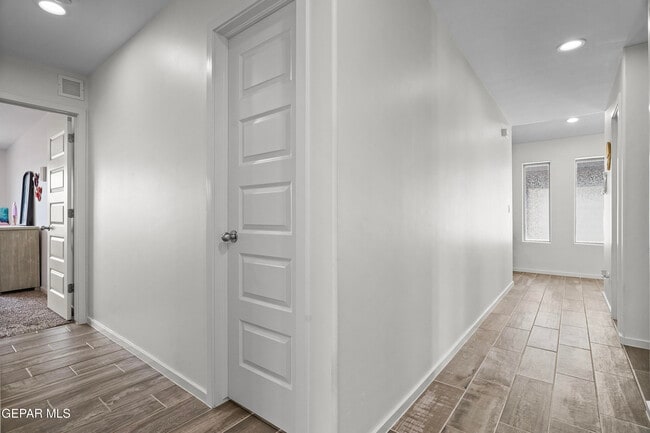 Building Photo - 15220 Apex Ct