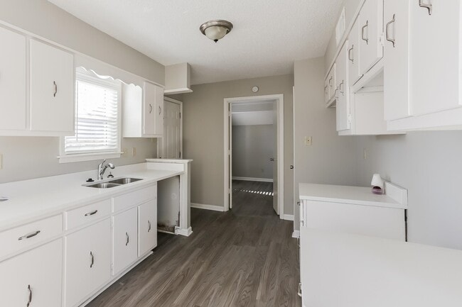 Building Photo - 4454 Westbury Dr