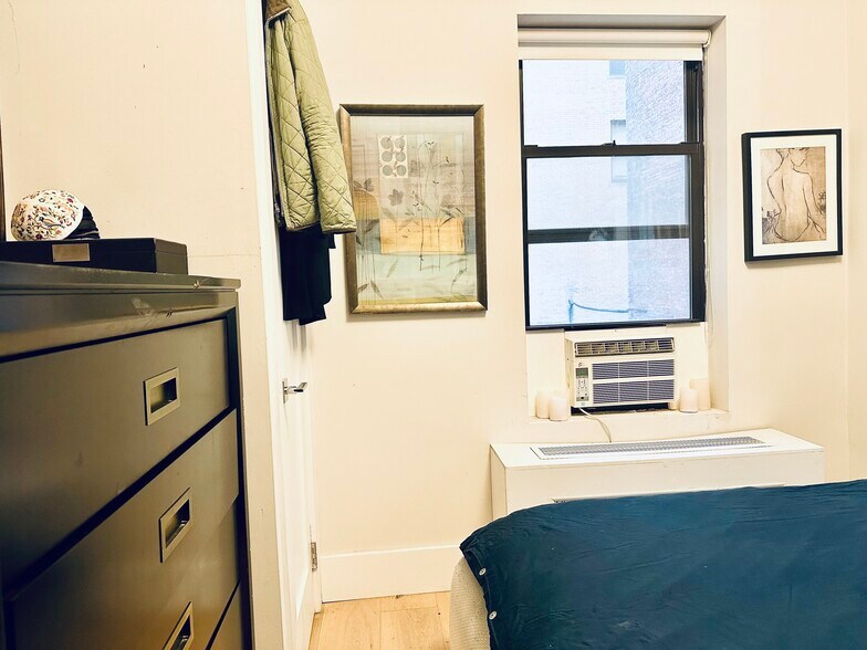 Building Photo - 250 W 85th St