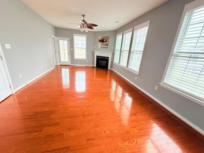 Building Photo - 850 Parkland Pl
