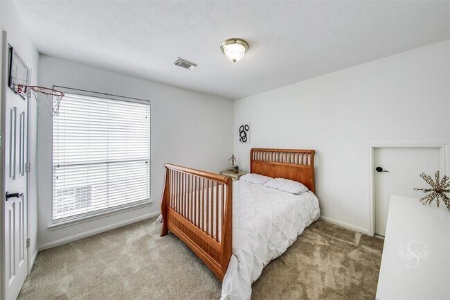 Building Photo - 2211 Merrill Hills Cir