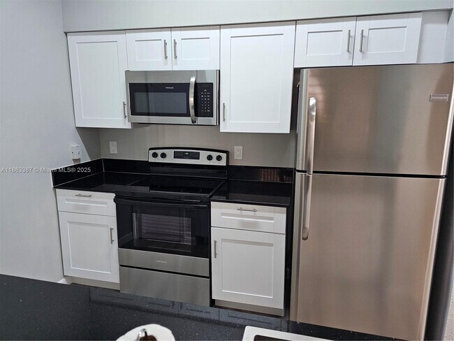 Building Photo - 2811 N Oakland Forest Dr