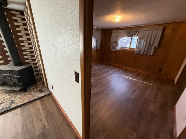 Building Photo - 4 Bed 2 Bath Home with 2 Car Garage, Large Private Fenced Yard. Lander, WY