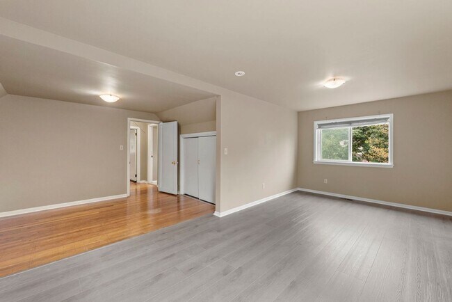 Building Photo - Nice 4-bed, 2-bath single-family home near...