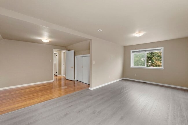 Building Photo - Nice 4-bed, 2-bath single-family home with air-conditioning near Hawthorne Hill in Seattle for rent!