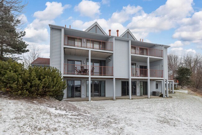 Building Photo - Gorgeous 3 Bedrooms 2 Bath Condo Lake View...