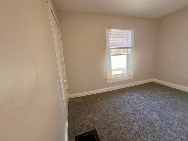 Building Photo - 325 N Gladstone Ave