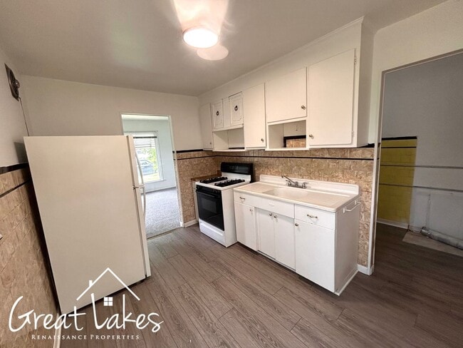 Building Photo - Beautiful 2 Bedroom 1 Bathroom now availab...