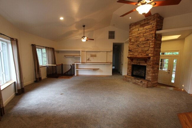 Building Photo - Stunning Boulder Pointe home with Huge Bon...