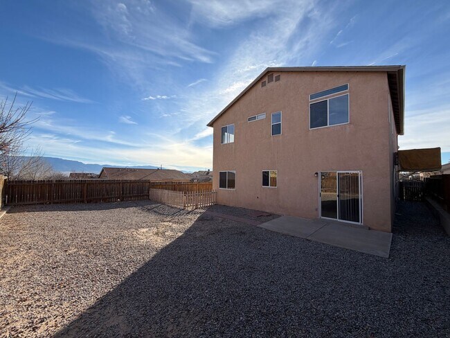 Building Photo - 4 Bedroom Home Available Near Unser Blvd NW & McMahon Blvd!