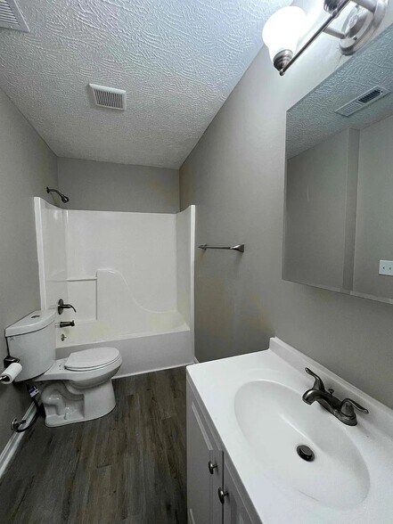 Building Photo - 2117 W Burnett Ave