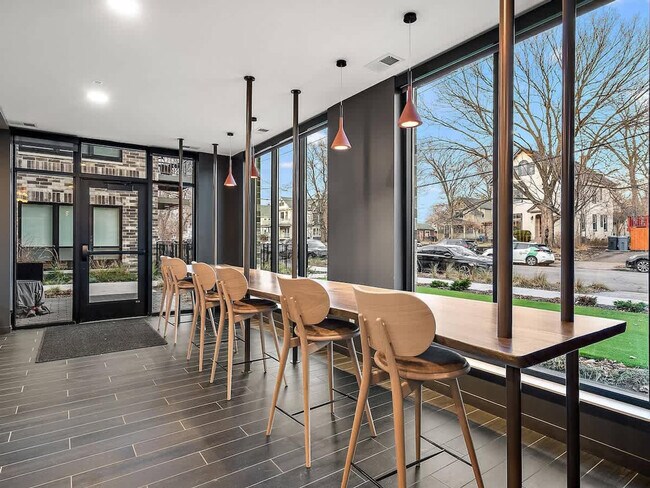 Building Photo - 402 NE 2nd St