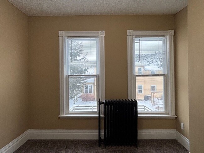 Building Photo - 548 Minnehaha Ave E