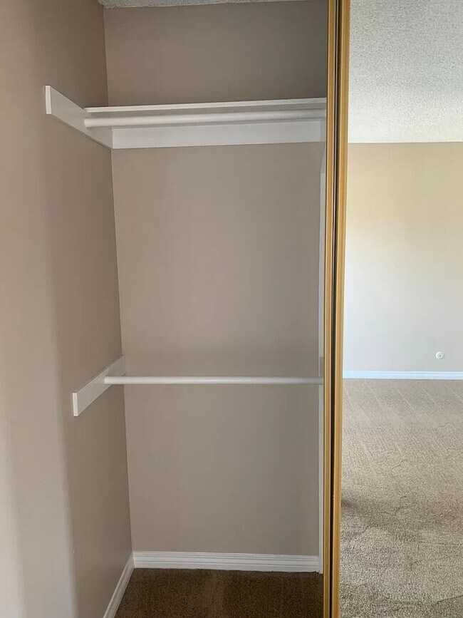 Building Photo - 2 Bed | 1.5 Bath Townhome – Private Backya...